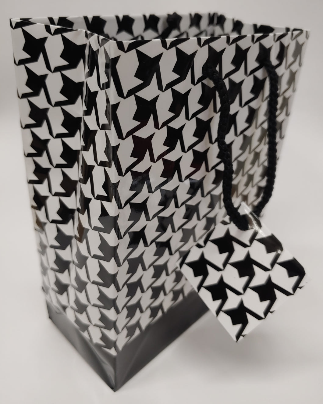 Tote Bags Glossy Black and White Houndstooth Print, 100 count Size: 4x 4.5x 2.75 inches